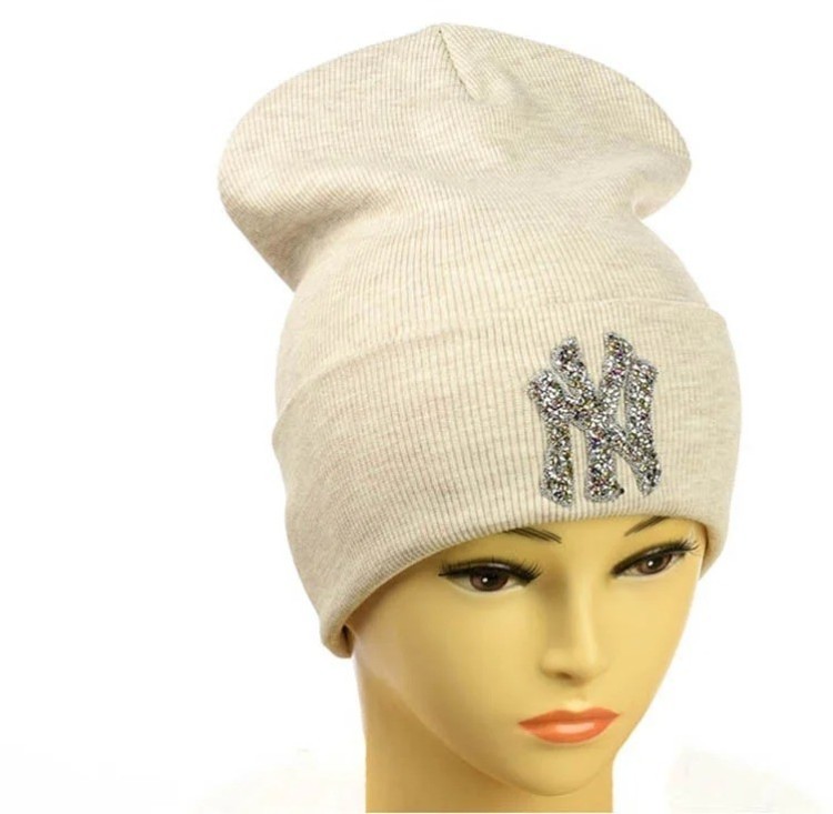 Молодежная шапка с декором женская "NewYork" бежевый