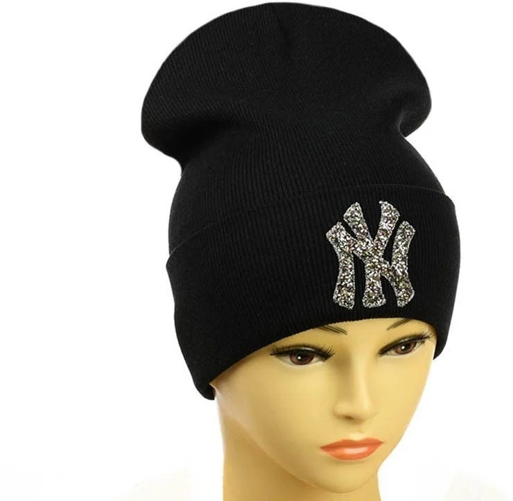 Молодежная шапка с декором женская "NewYork" черный