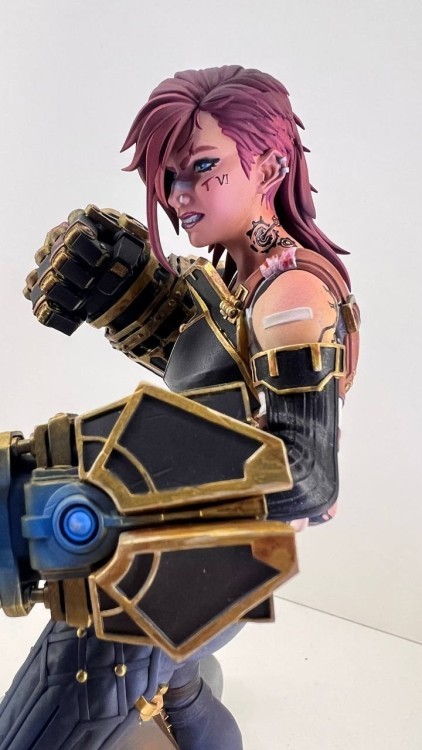 Фігурка VI League of Legends 21см ручна робота